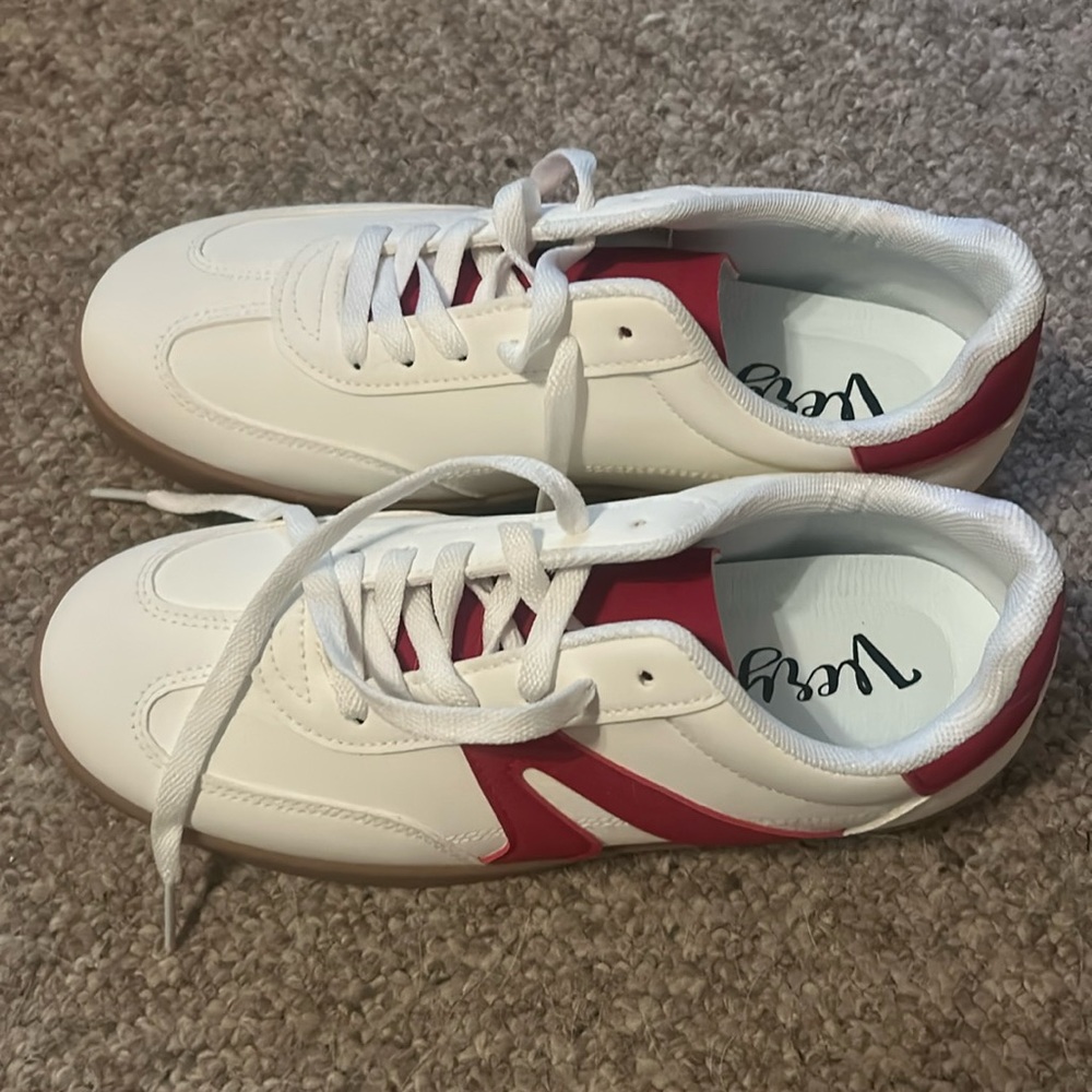 Very G sneaker, size 8.5, brand new - Picture 2 of 3